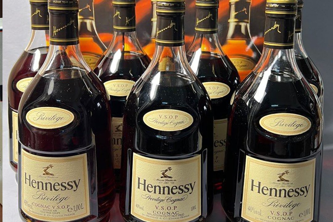利匯商行專業長年收購 90 年代 Hennessy 軒尼詩 VSOP 洋酒,復古陳年酒款市場稀缺,收藏價值頗高。本店高價回收 90 年代 Hennessy 軒尼詩 VSOP 洋酒,同時收購麥卡倫、山崎優質威士忌,以及各大知名紅酒名莊酒品,資深師傅專業鑑定,全港上門交易,現金即場結算,報價公道實在。